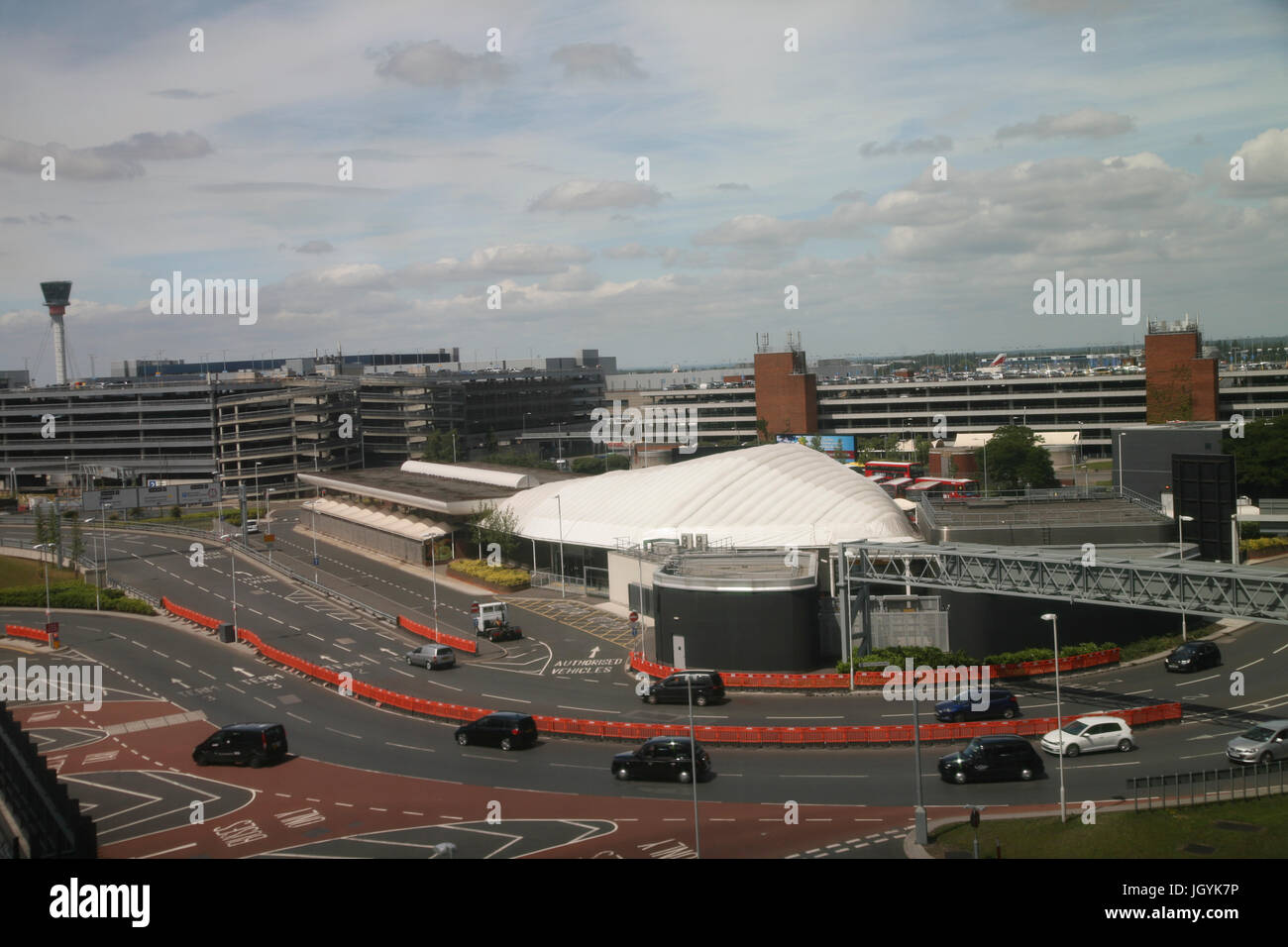 Heathrow airport interior terminal 2 hi-res stock photography and ...