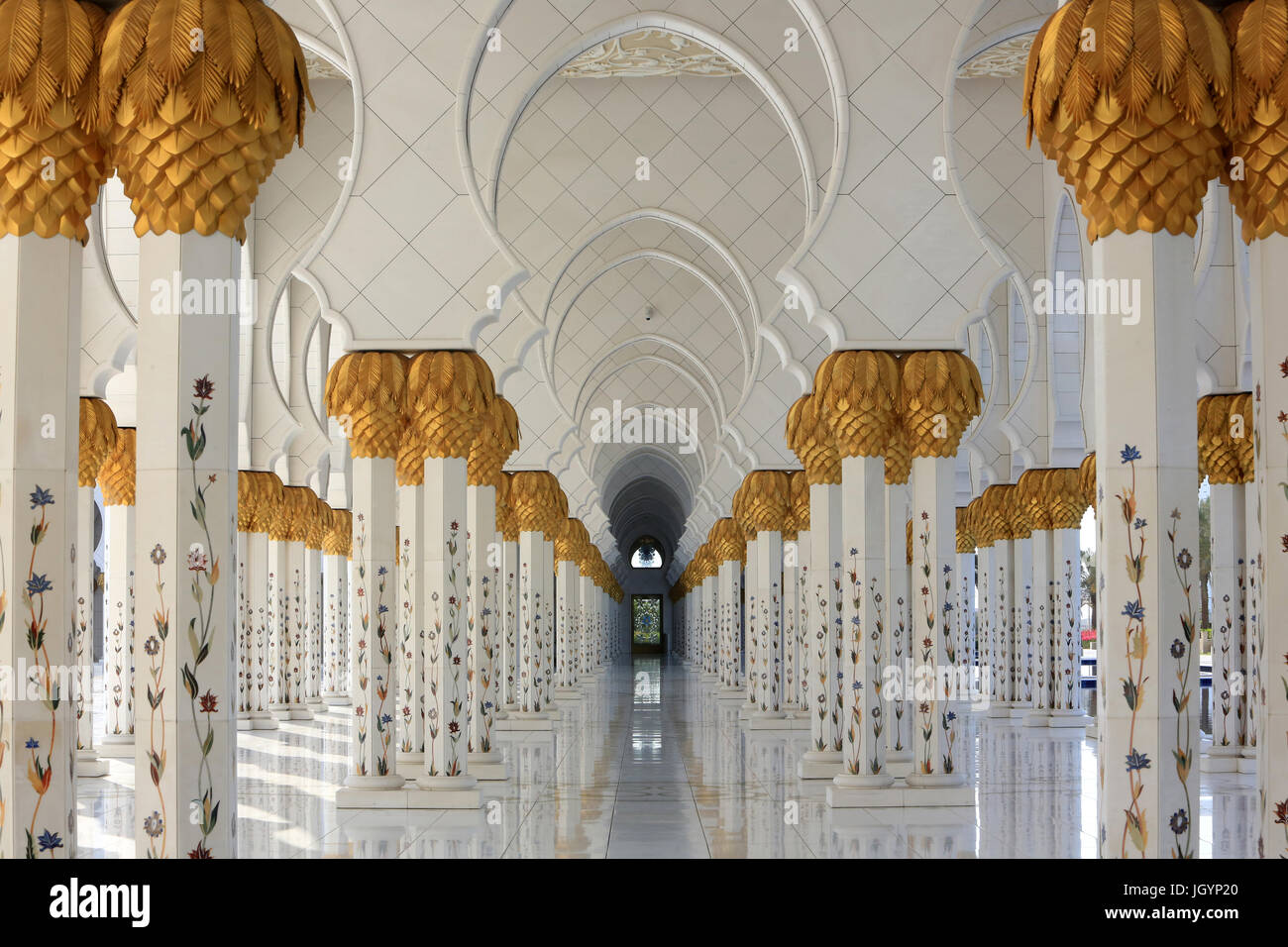 Arches surrounding central courtyard. Sheikh Zayed Mosque. 1995. Emirate of Abu Dhabi. Stock Photo