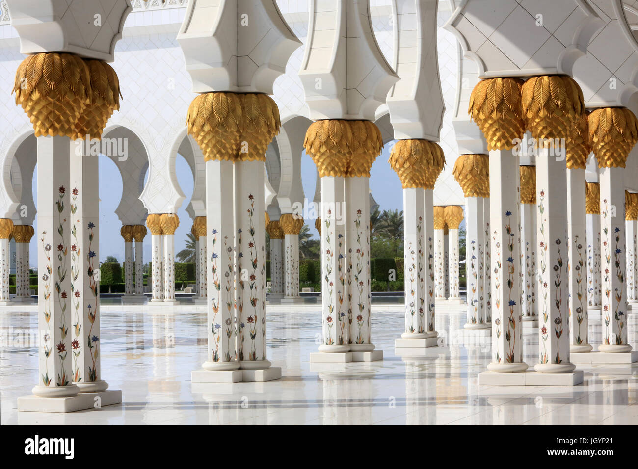Arches surrounding central courtyard. Sheikh Zayed Mosque. 1995. Emirate of Abu Dhabi. Stock Photo