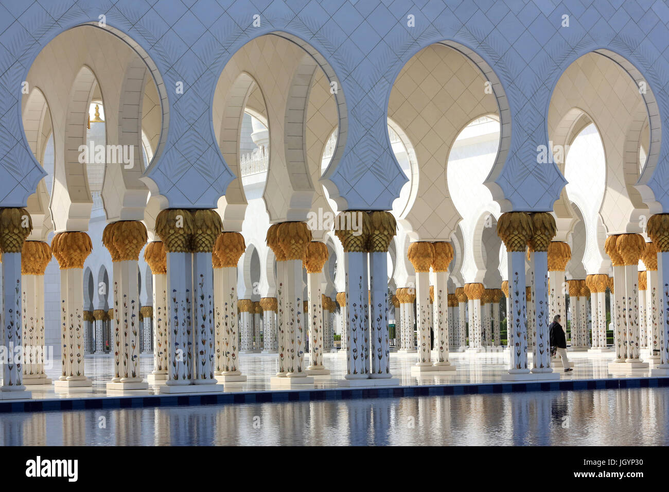 Arches surrounding central courtyard. Sheikh Zayed Mosque. 1995. Emirate of Abu Dhabi. vv Stock Photo
