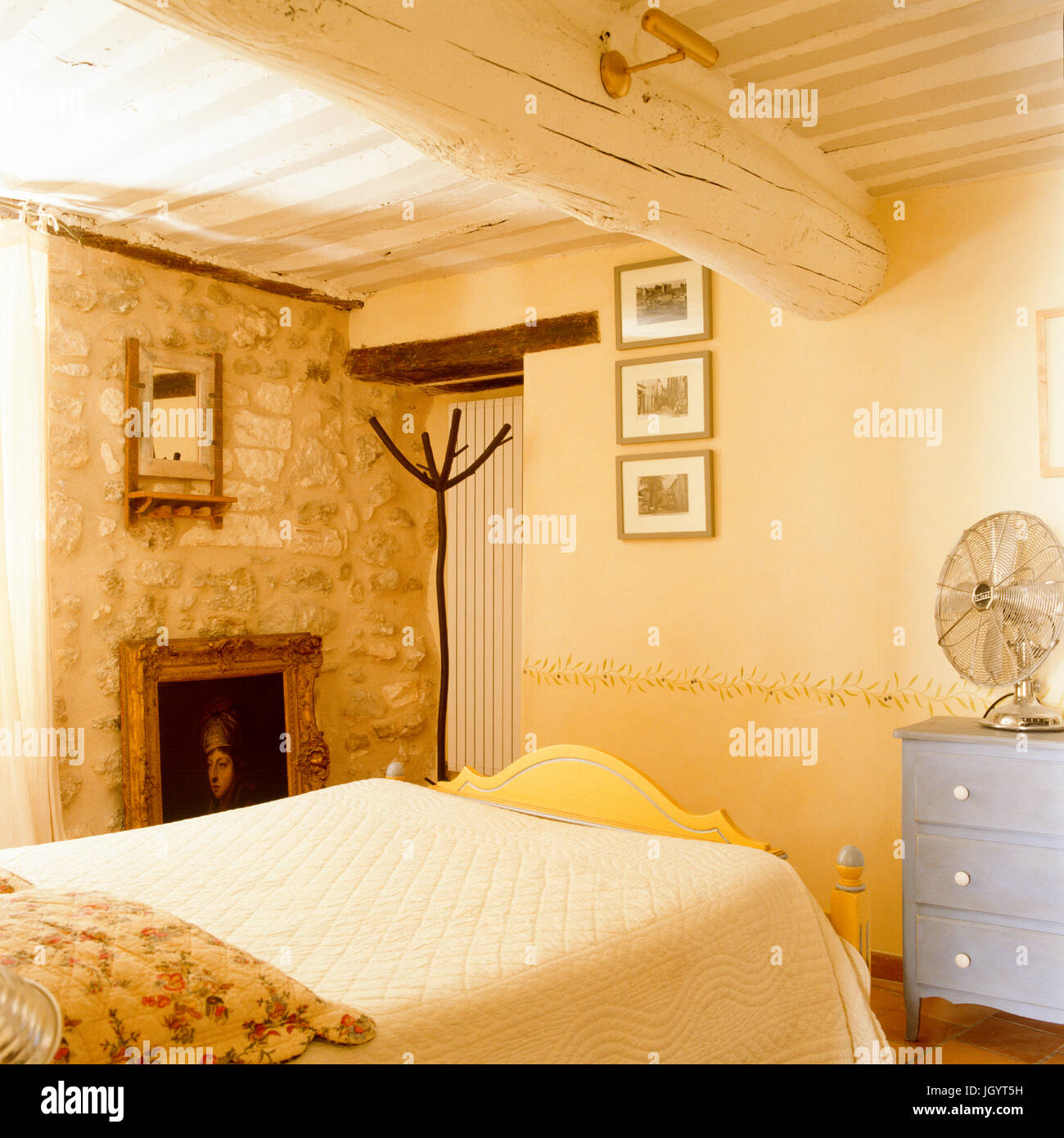 Interiors bedroom yellow wallpaper hi-res stock photography and images ...