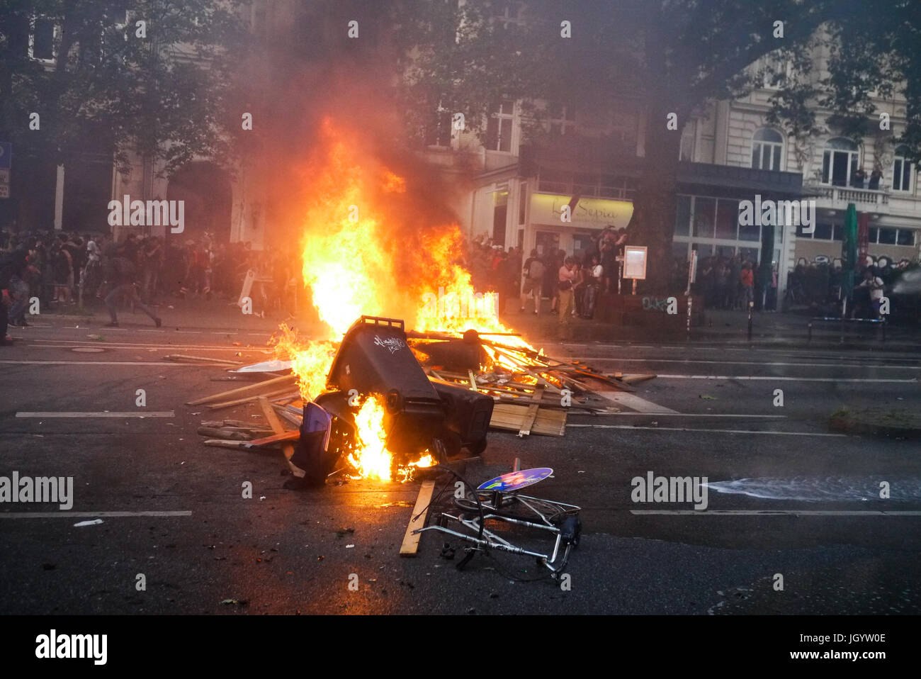 Black Bloks provoke violent riots in Hamburg (Germany) to protest G20 Summit Stock Photo