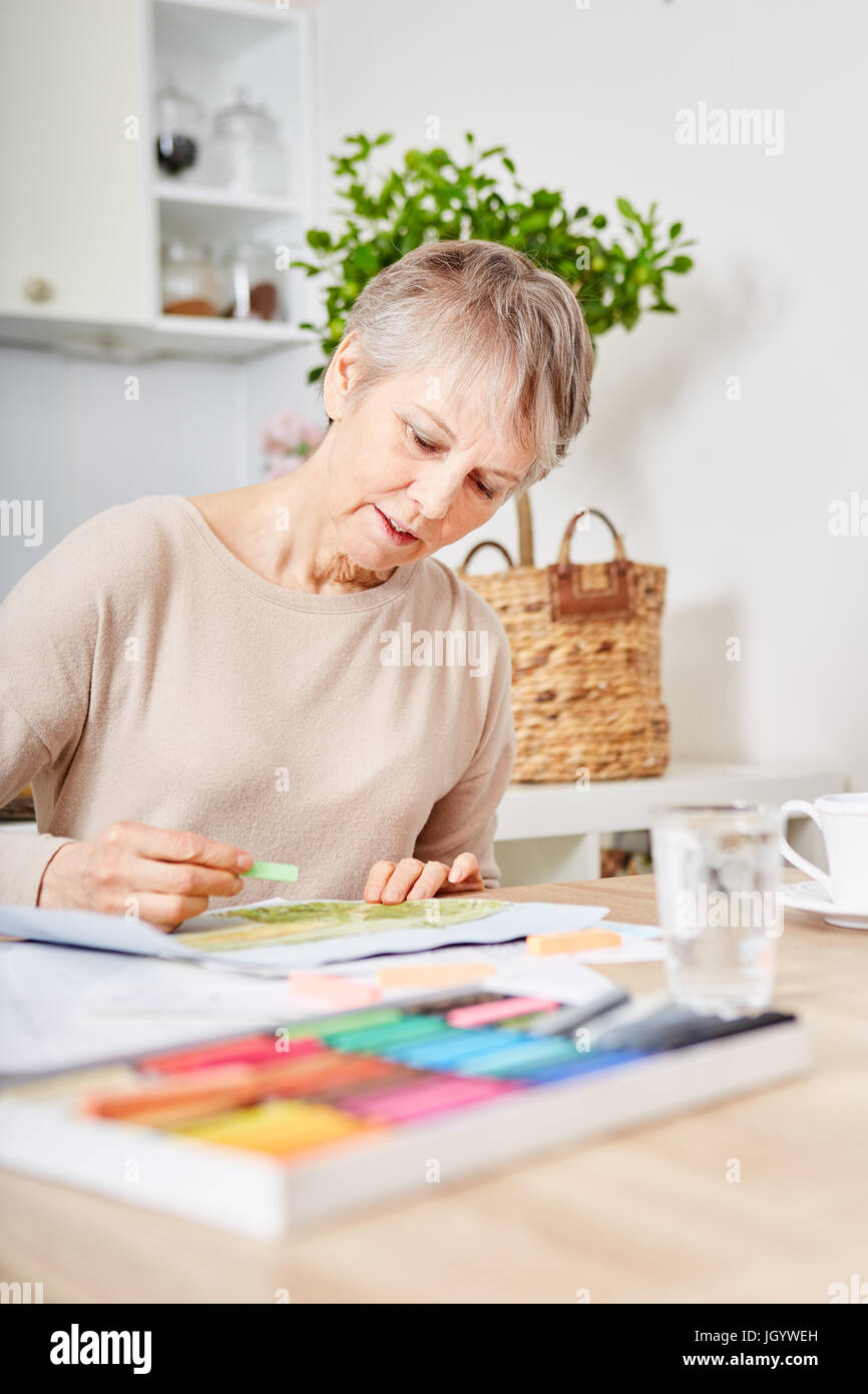 Senior woman painting as therapy for dementia Stock Photo Alamy