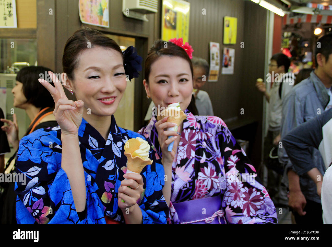 Two Japanese girls in kimono eating icecream in Tokyo Stock Photo