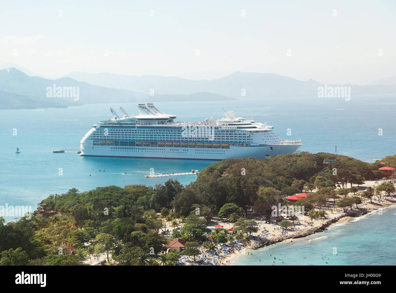 People on cruise ship hi-res stock photography and images - Alamy