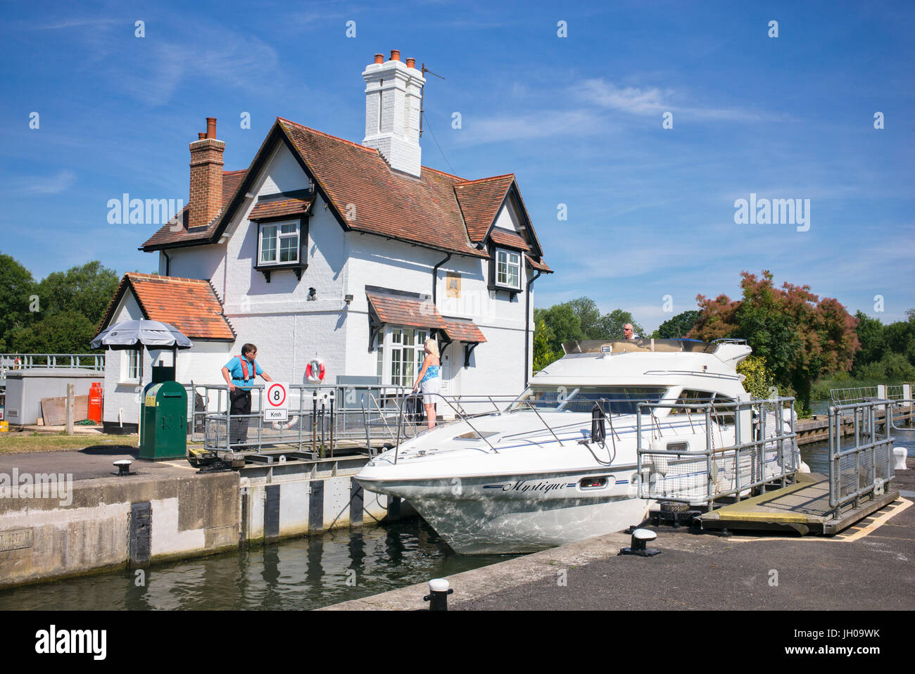 Motor boat going through Goring Lock, Goring-on-Thames, South Oxfordshire, England Stock Photo