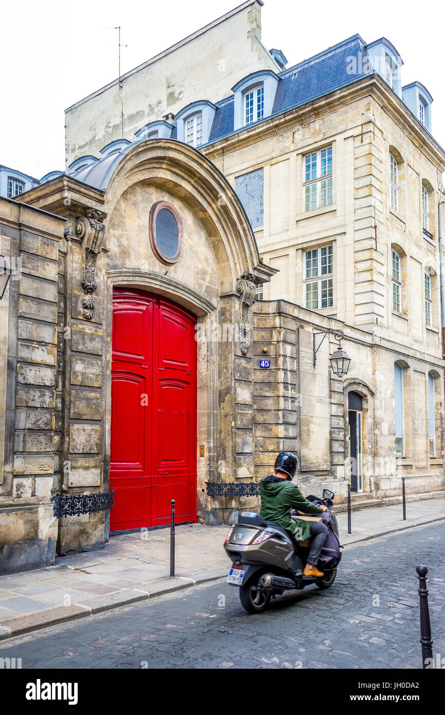 Red door paris france hi-res stock photography and images - Alamy