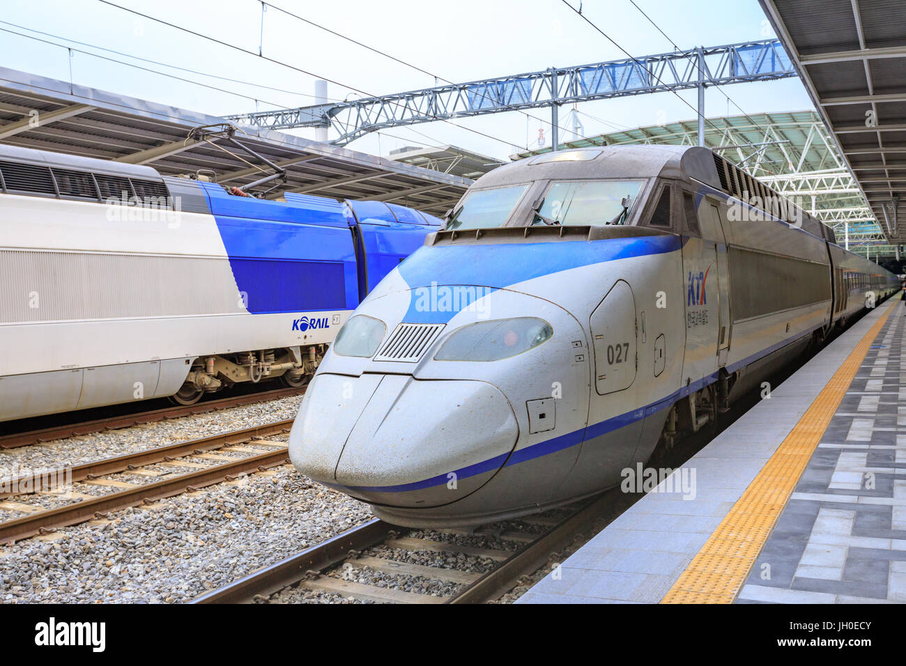 Jun 20, 2017 High speed bullet trains (KTX) and Korail trains stop at the Seoul station in South Korea Stock Photo