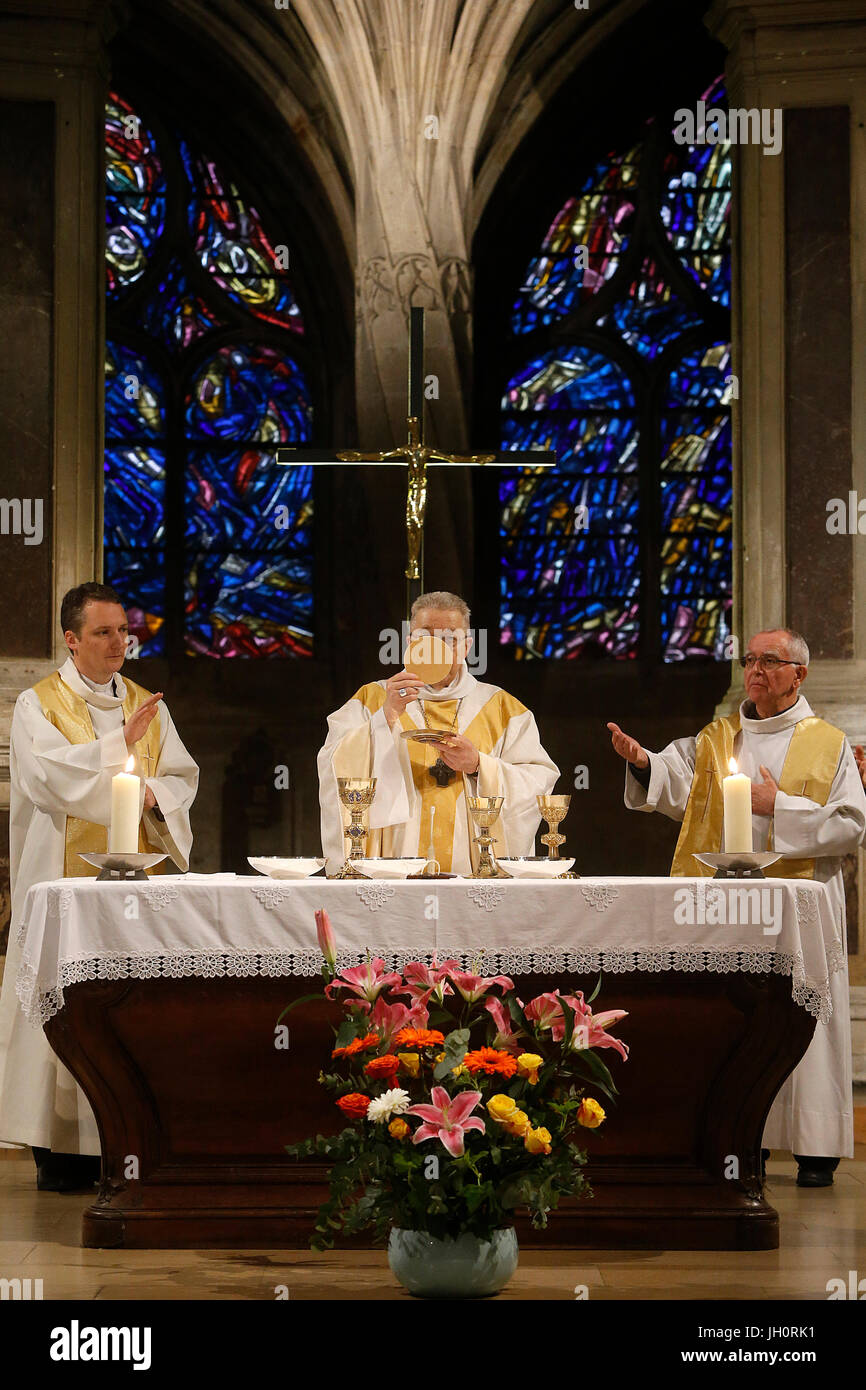 Liturgie eucharistique prŽsidŽe par le Cardinal AndrŽ Vingt-Trois, archevque de Paris, dans l'Žglise Saint-SŽverin ˆ Paris, pour le 48e anniversaire Stock Photo
