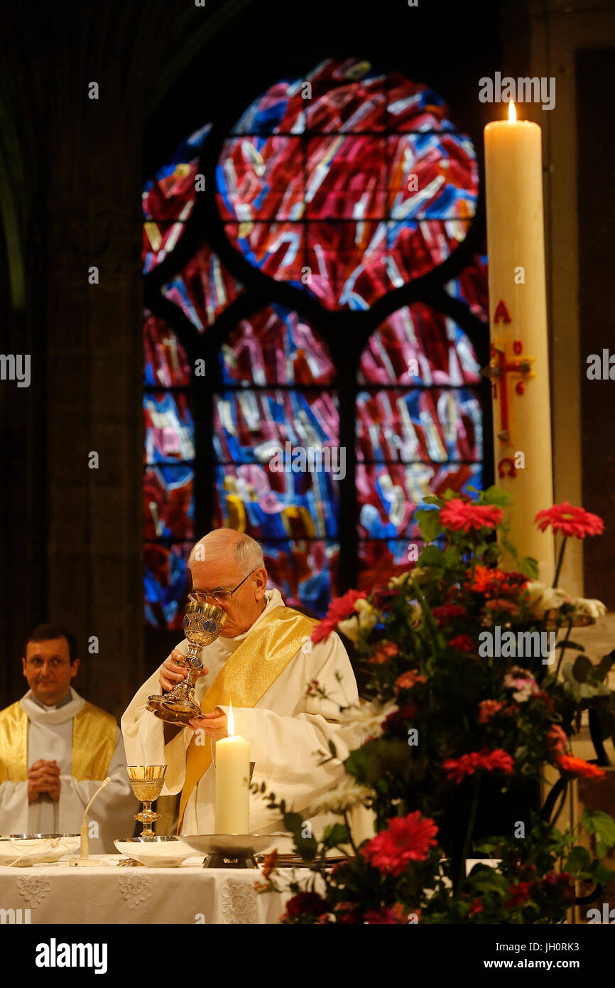 Liturgie eucharistique dans l'Žglise Saint-SŽverin ˆ Paris, pour le 48e anniversaire de la CommunautŽ de Sant'Egidio. France. Stock Photo