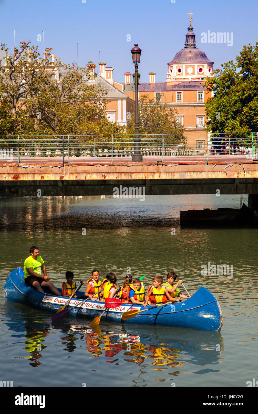 Children canoeing / kayaking on the river Tagus in the grounds of the Royal palace of Aaranjuez  in the Madrid province of Spain Stock Photo