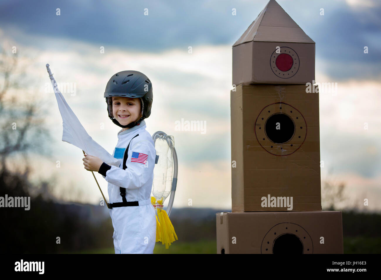 Cardboard Rocket Stock Photos & Cardboard Rocket Stock Images - Alamy