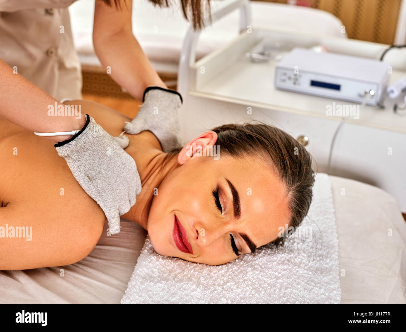 массаж микротоки тело. миостимуляция futura pro. аппаратный массаж в перчатках. массаж микротоками для тела. массаж микротоками для тела перчатками.