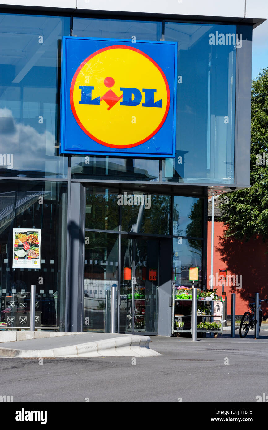 Lidl outlet hi-res stock photography and images - Alamy