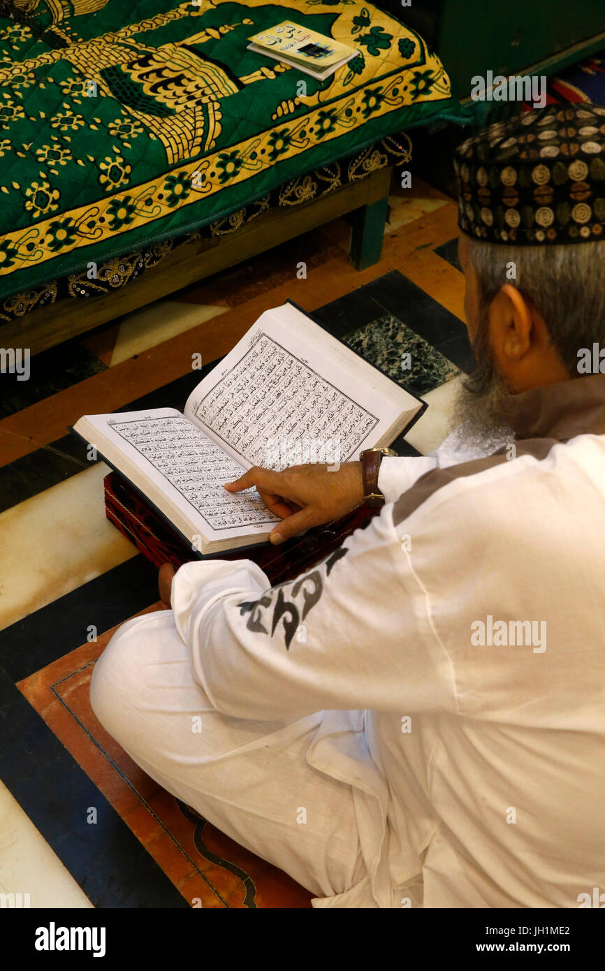 Ajmer Sharif dargah, Rajasthan. Kuran reading. India. Stock Photo