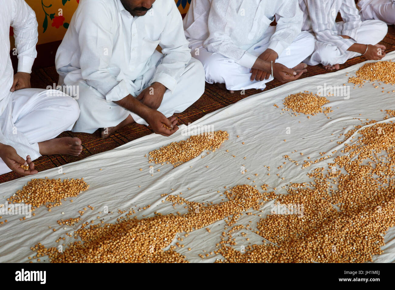 Ajmer Sharif dargah, Rajasthan. Khatam e khwajagan meditation performed with chick peas. India. Stock Photo