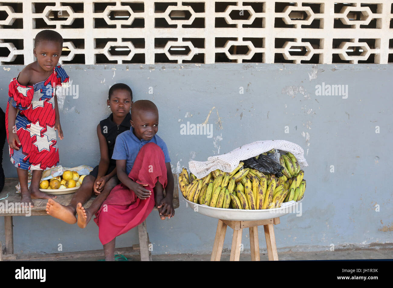Lome togo market hi-res stock photography and images - Alamy