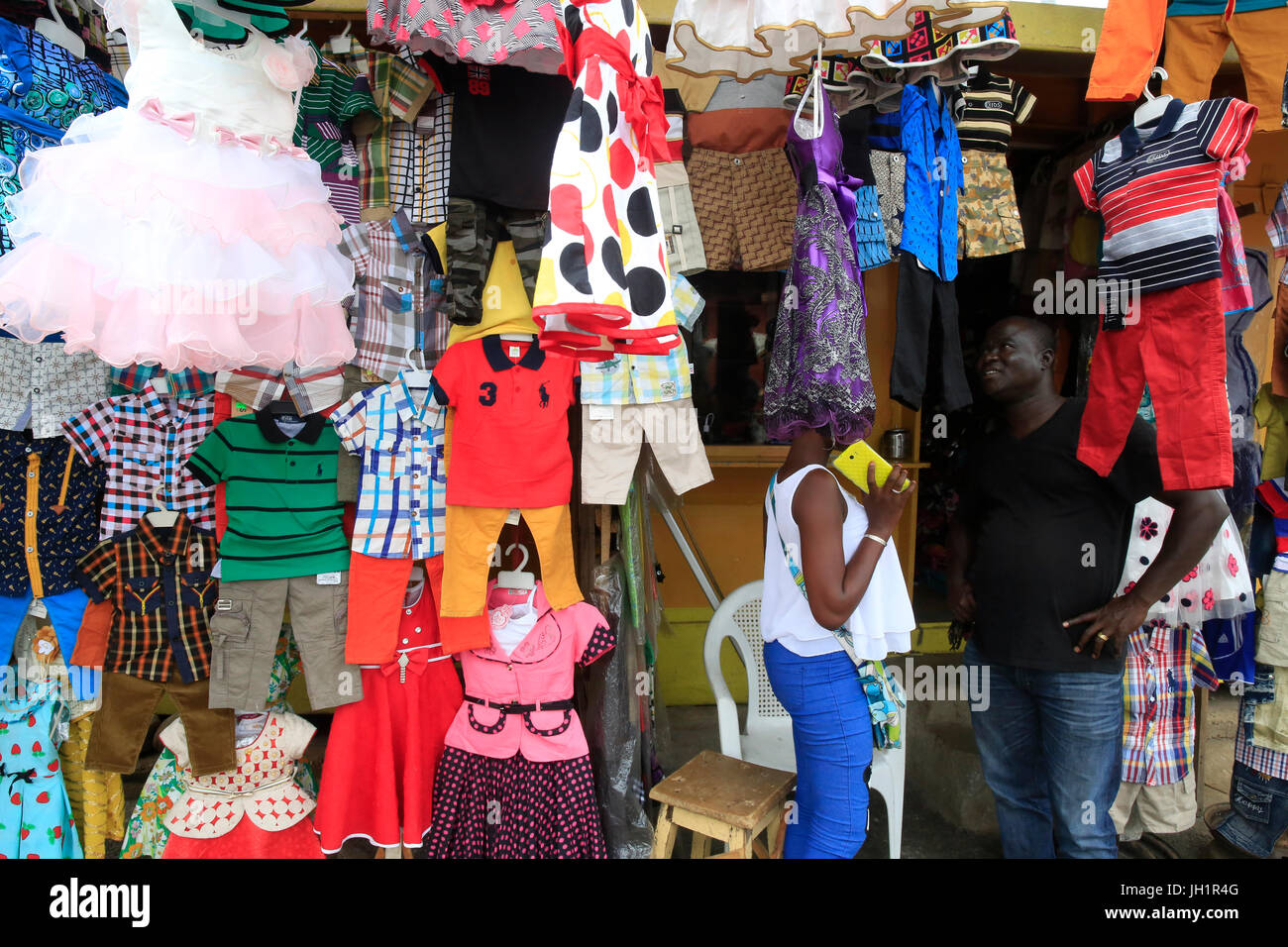 Telas africanas para la venta en el mercado central de Lomé, Togo, África  occidental Fotografía de stock - Alamy