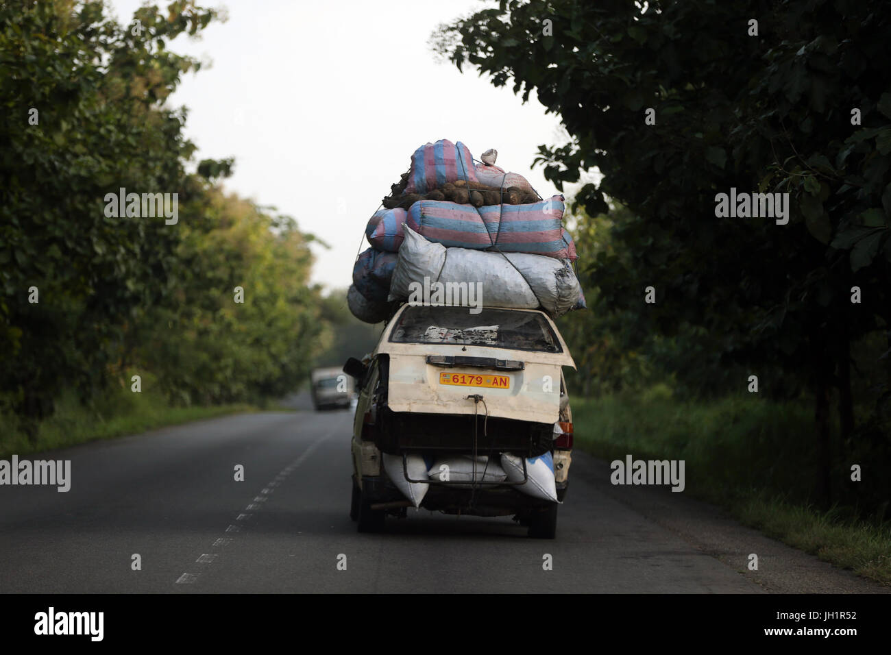 Africa Burkina Faso Ouagadougou View Of Overloaded African Car Carrying  Luggage On Roof High-Res Stock Photo - Getty Images