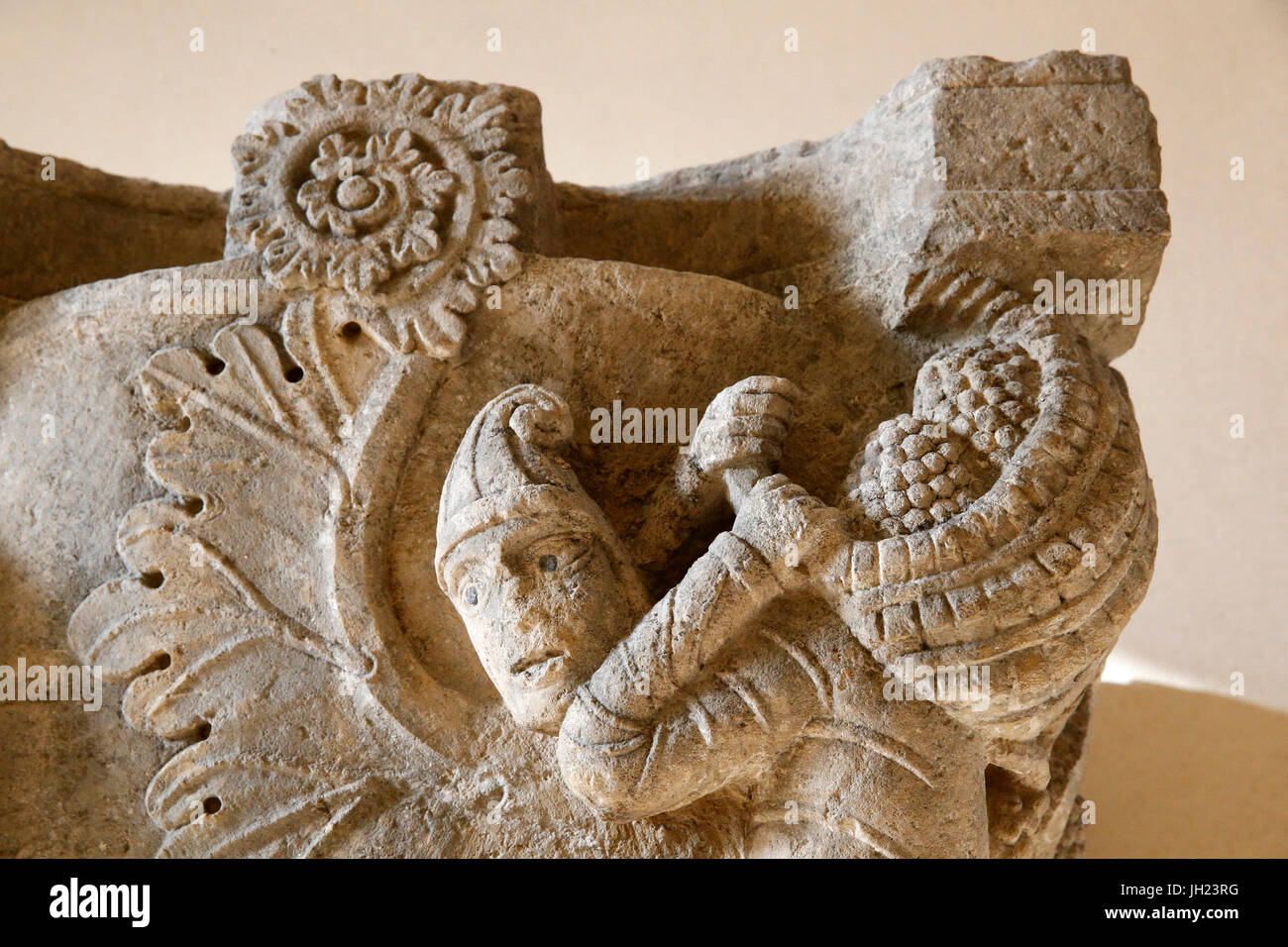 Louvre museum. Grape harvest. Stone capital from the Moutiers-Saint-Jean abbey chuch (Burgundy), c. 1125. France. Stock Photo