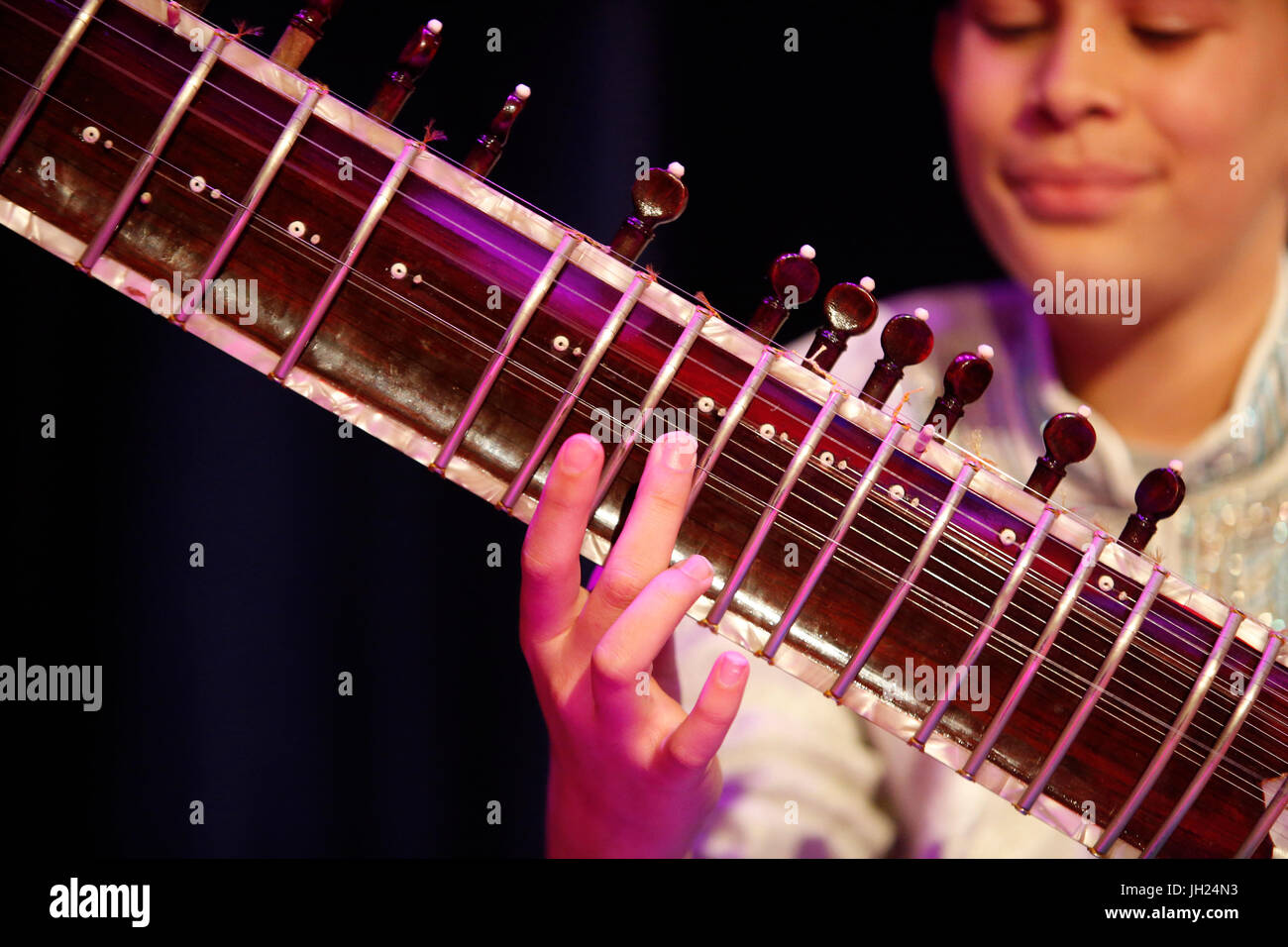 Playing sitar hires stock photography and images Alamy