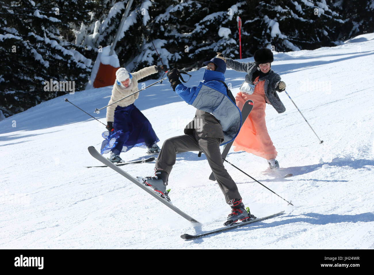Animateurs skiant sur une piste des Alpes. France. Stock Photo