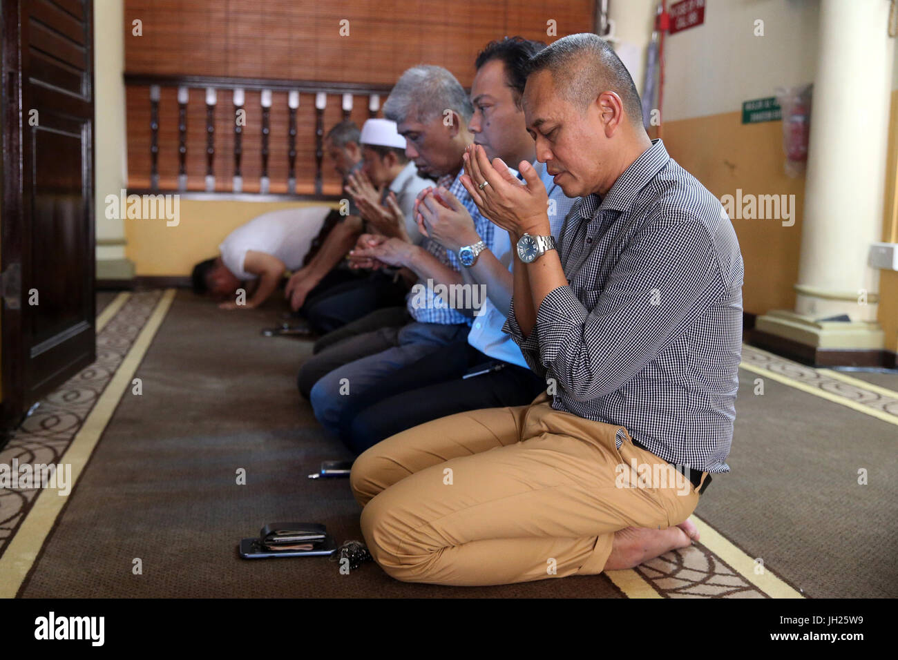 Masjid Al-Abrar mosque.  Muslims praying. Salat.  Singapore. Stock Photo