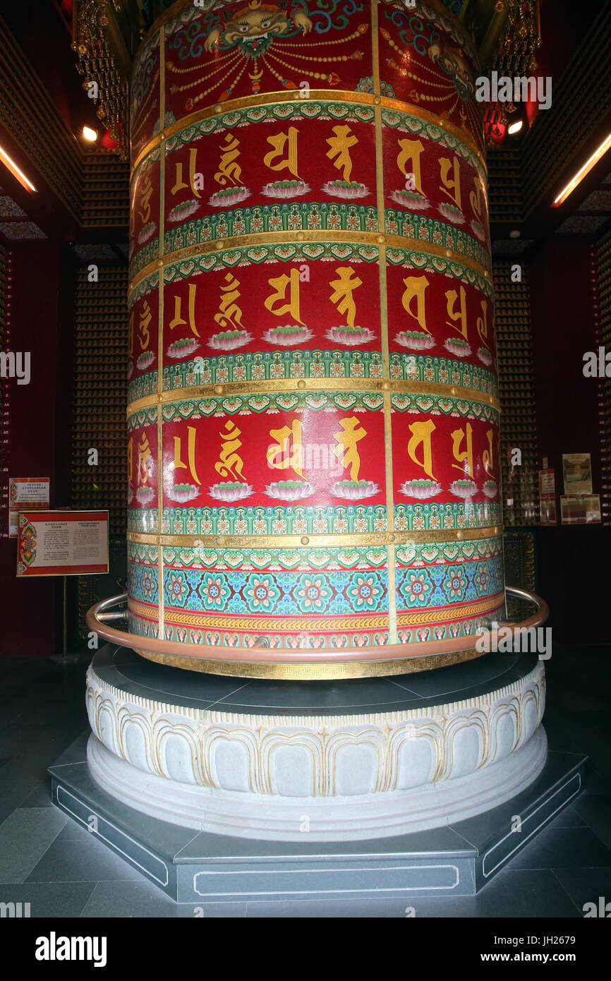 Buddha Tooth Relic Temple in Chinatown. Viarocana Buddha prayer wheel.  Singapore. Stock Photo