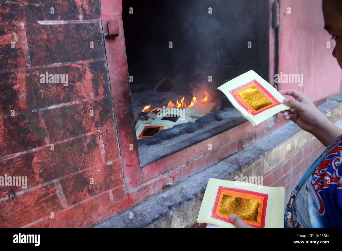Hungry Ghost Festival (Ullambana). Ancestor worship.  Burning hell bank notes and other forms of joss paper. Lian Shan Shuang Lin Monastery. Singapore Stock Photo
