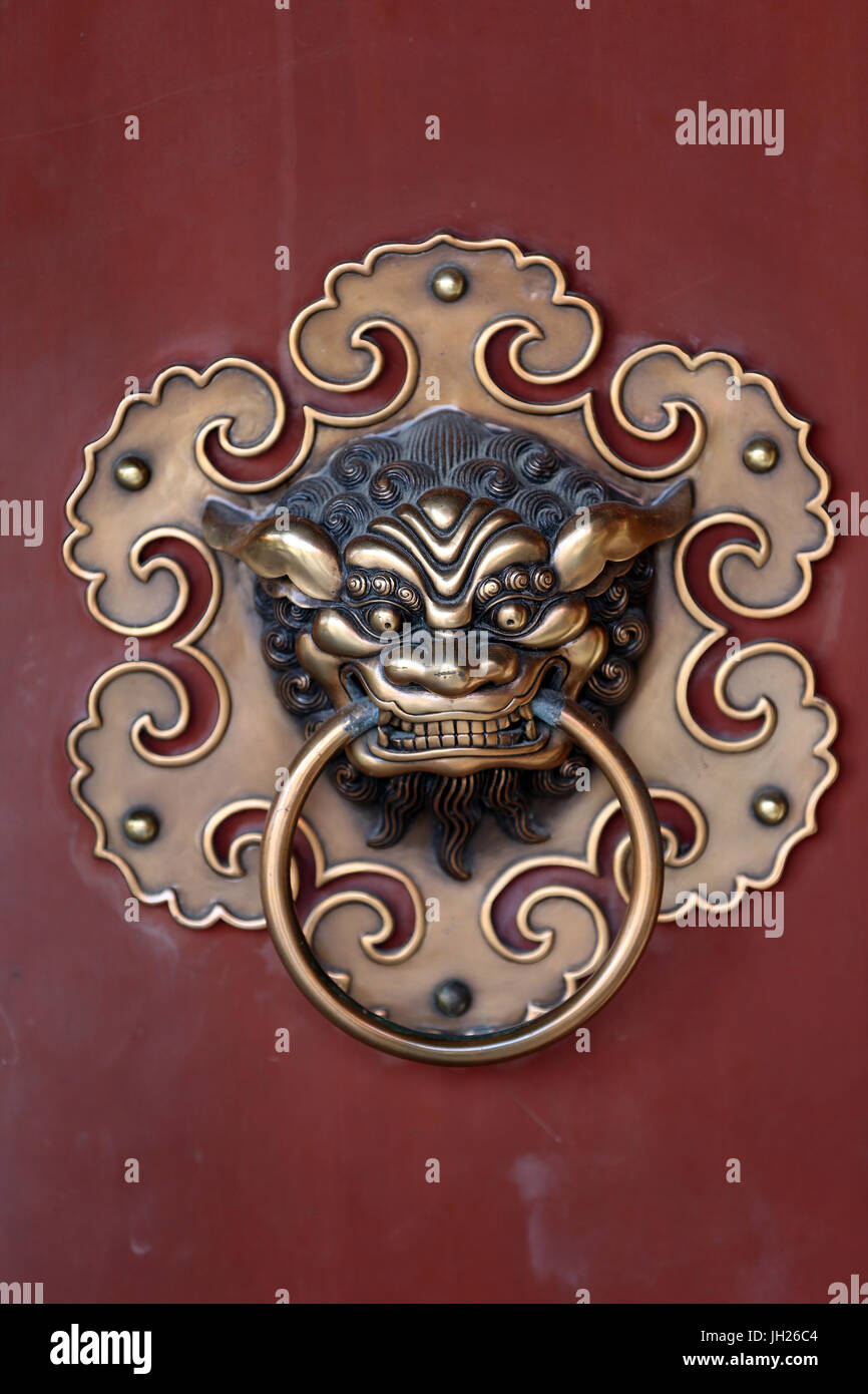 Lian Shan Shuang Lin Monastery. Doorknob of the Temple shaped as a jiaotu ( chinese dragon).  Singapore. Stock Photo