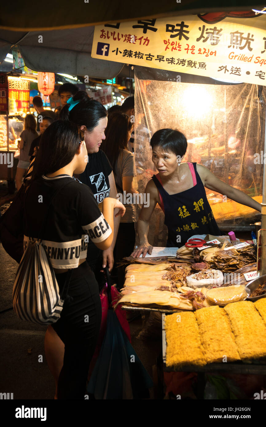 Vendor and customers, food stall, Shilin Night Market, Taipei, Taiwan, Asia Stock Photo