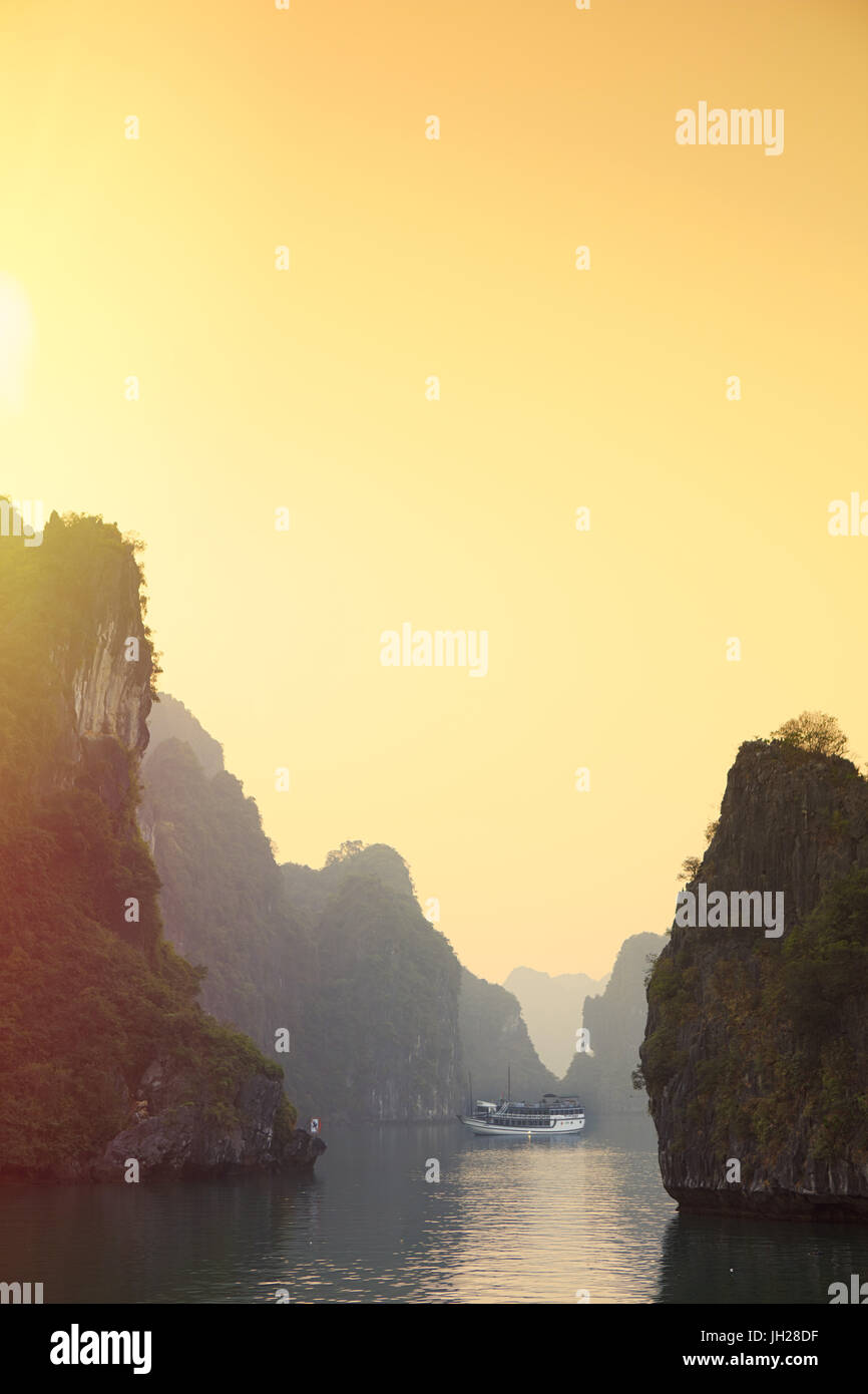 Boats on Halong Bay at sunset, UNESCO World Heritage Site, Vietnam, Indochina, Southeast Asia, Asia Stock Photo