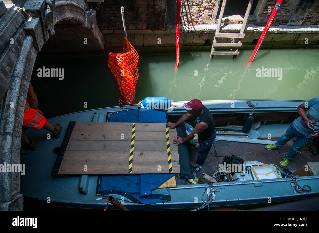 Venice, Italy. 12th July, 2017.Workers arrive at the 'Bareteri' bridge, at risk to collapse, on July 12, 2017 in Venice, Italy. The bridge of Bareteri, that is one of the main passages from Rialto bridge to St. Mark square, has been closed because of strong damages that could cause the fall of the bridge. © Simone Padovani / Awakening / Alamy Live News Stock Photo