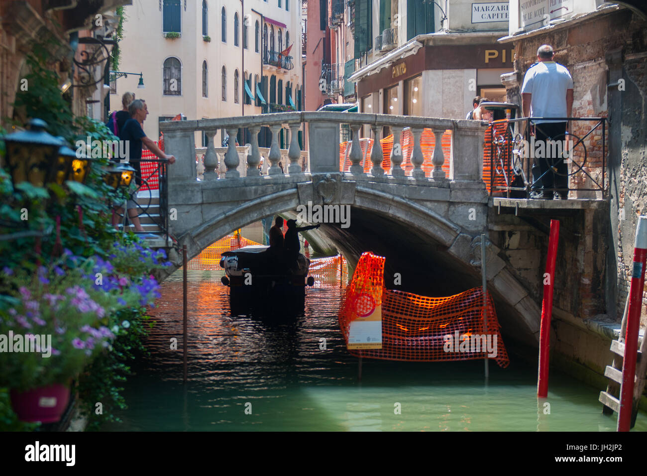 Venice, Italy. 12th July, 2017. Tourists search an alternative way to reach St. Mark square without passing through the 'Bareteri' bridge, at risk to collapse, on July 12, 2017 in Venice, Italy. The bridge of Bareteri, that is one of the main passages from Rialto bridge to St. Mark square, has been closed because of strong damages that could cause the fall of the bridge. © Simone Padovani / Awakening / Alamy Live News Stock Photo