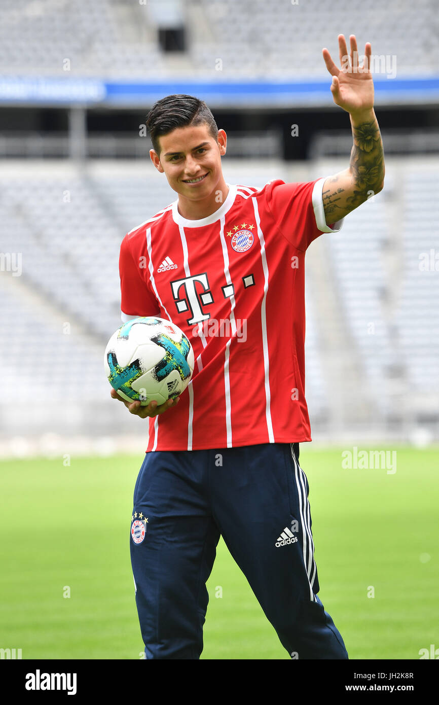 ética ensayo Ministro Muenchen, Germany. 12th July, 2017. James Rodriguez during his presentation  at Bayern Munich, in Munich on 12 July 2017. | usage worldwide Credit:  dpa/Alamy Live News Stock Photo - Alamy