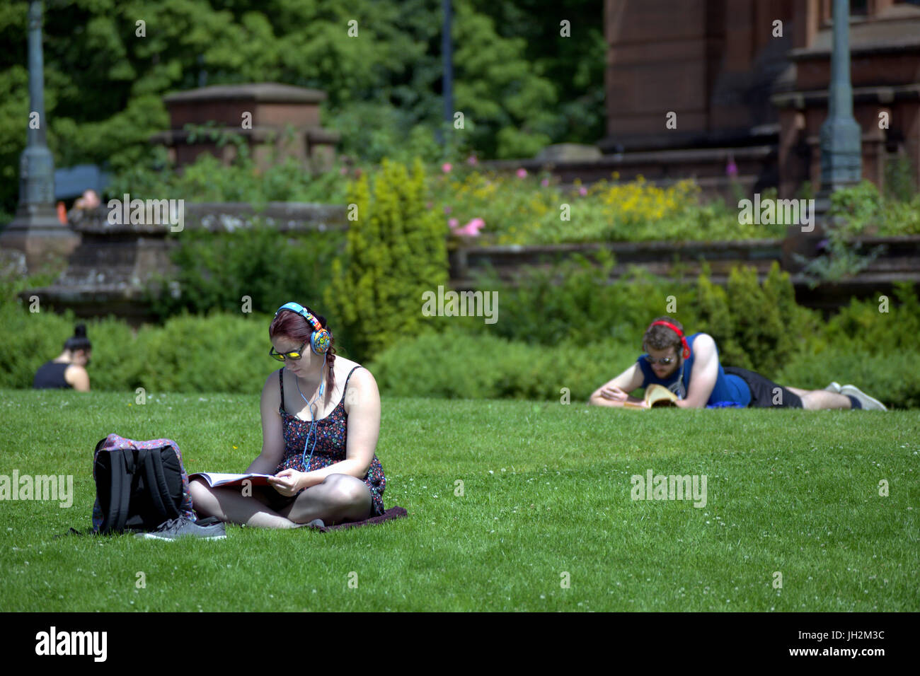 Kelvingrove Art Gallery and Museum young people reading book and sunbathing Stock Photo