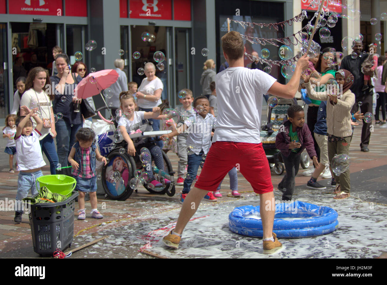 Glasgow, Scotland, UK. 12th July. Summer weather returns and people