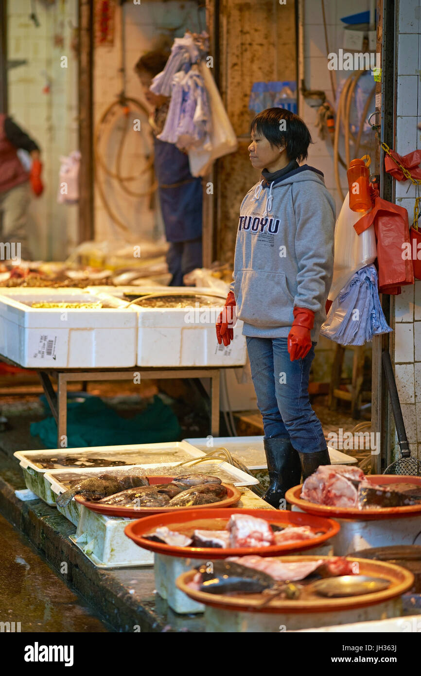 Live fish being bought and sold at the open air fish market in Kowloon, Hong Kong, China. Stock Photo