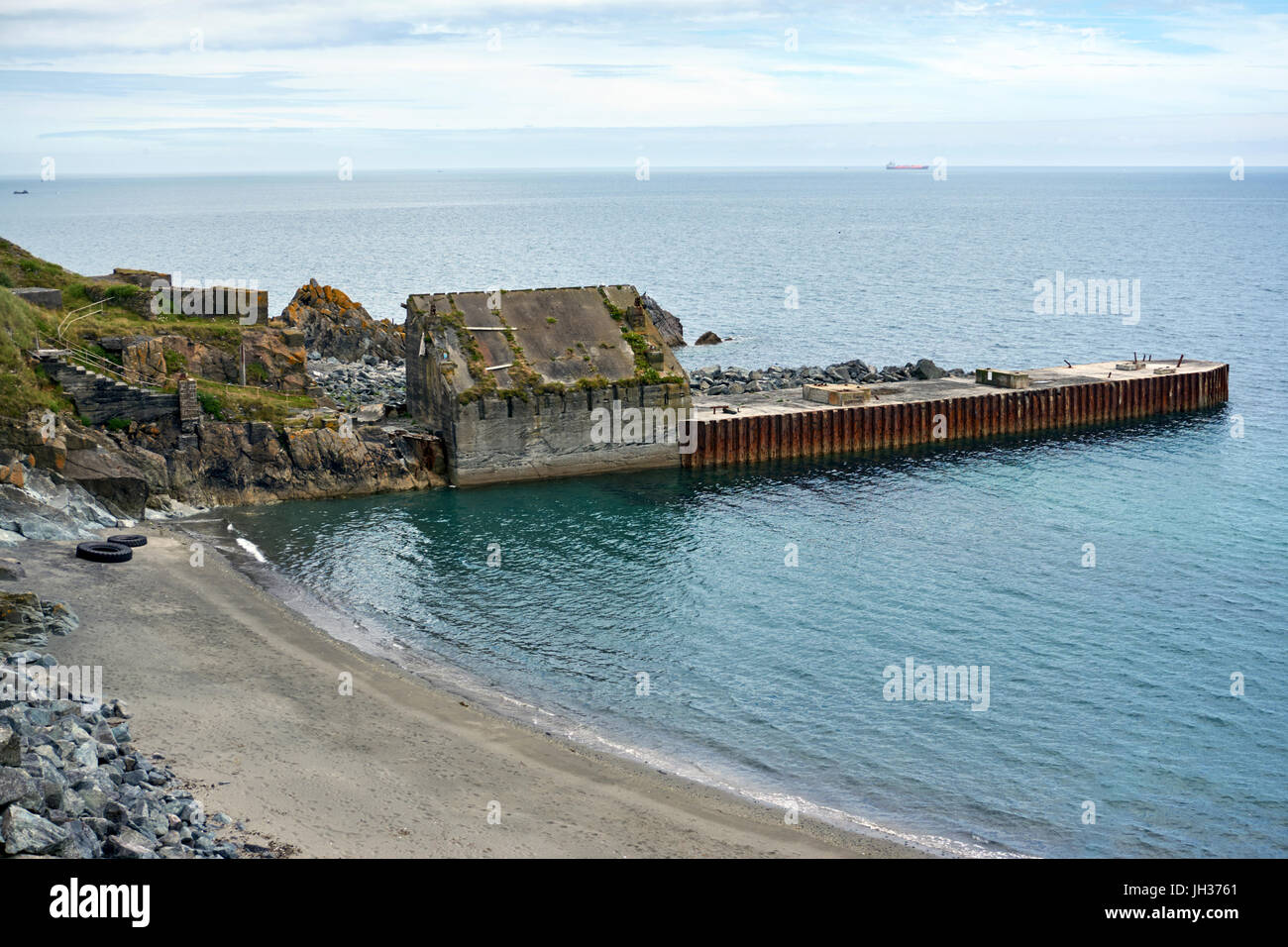 Abandoned jetty at Dean Quarry, near Dean Point/St Keverne, Lizard, Cornwall, UK Stock Photo