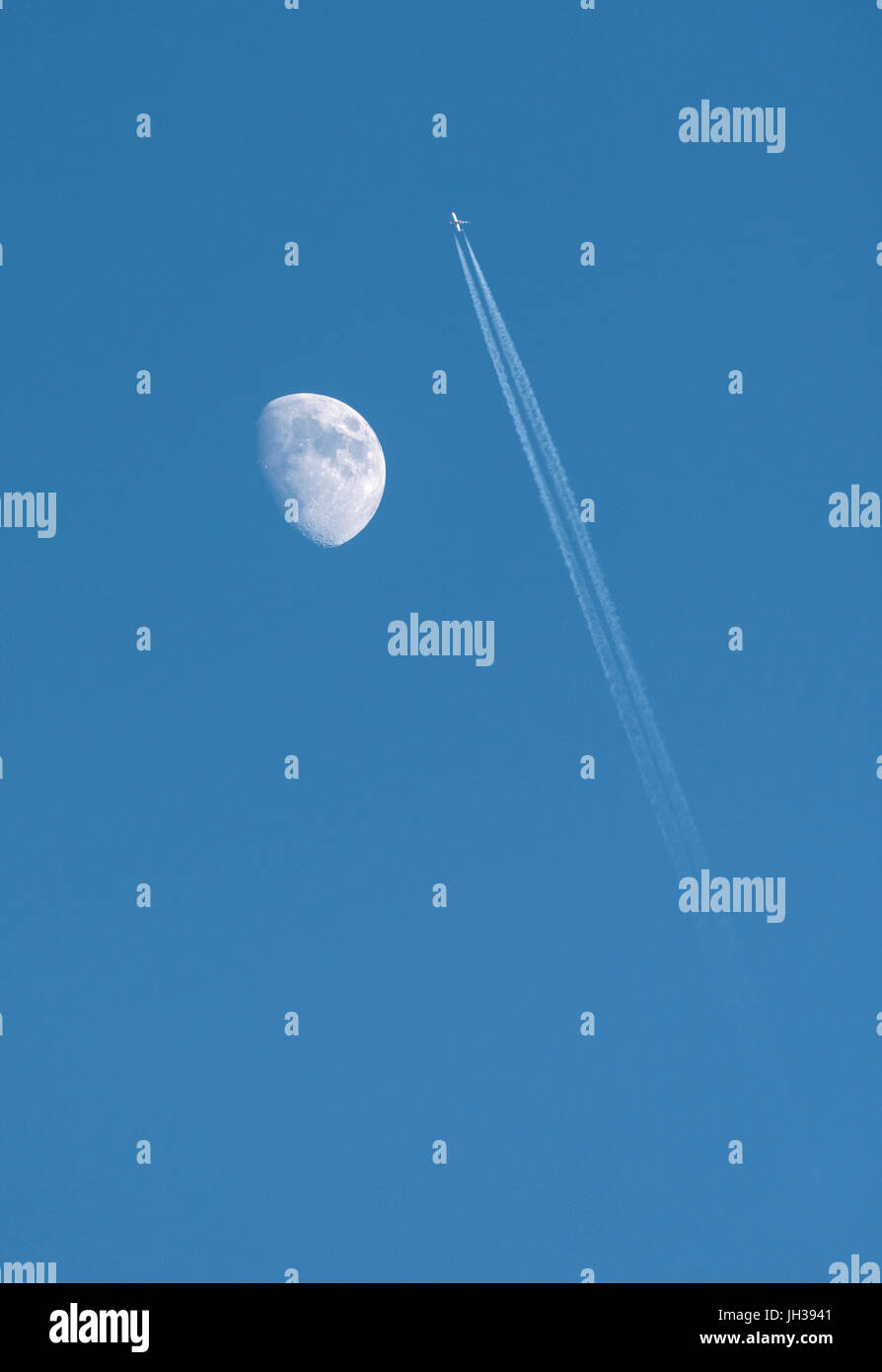 Aircraft moon hi-res stock photography and images - Alamy
