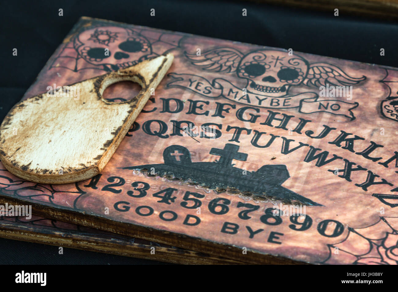 The ouija board hi-res stock photography and images - Page 2 - Alamy