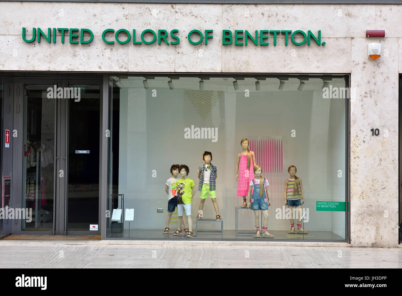 Clothing shop window display "United Colors of Benetton Stock Photo - Alamy