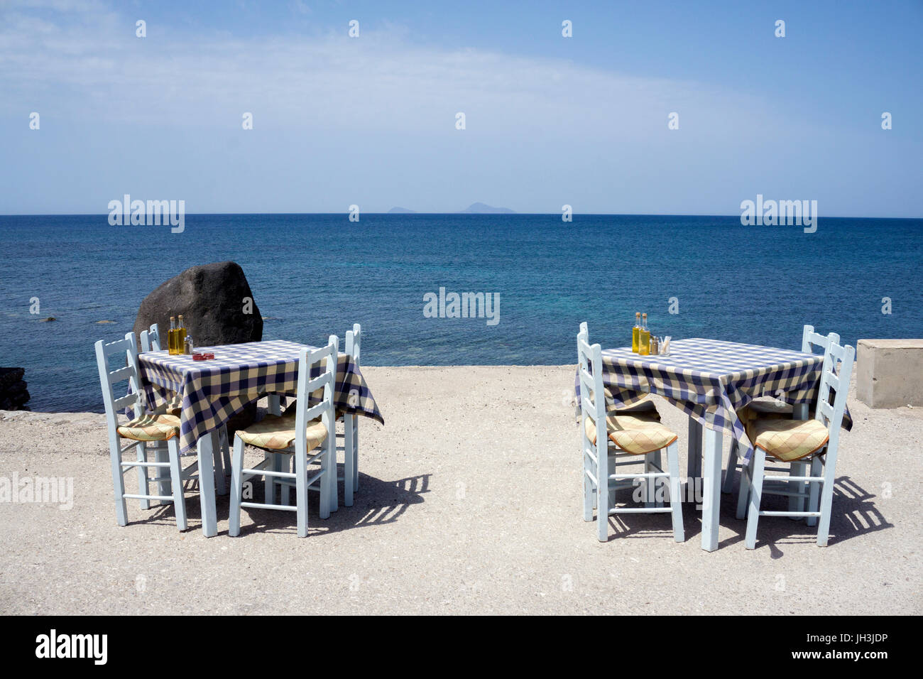 Gedeckte Tische am Strand von Vilchada, Santorin, Kykladen, Aegaeis, Griechenland, Mittelmeer, Europa | Laid tables at the beach of Vilchada, Santorin Stock Photo