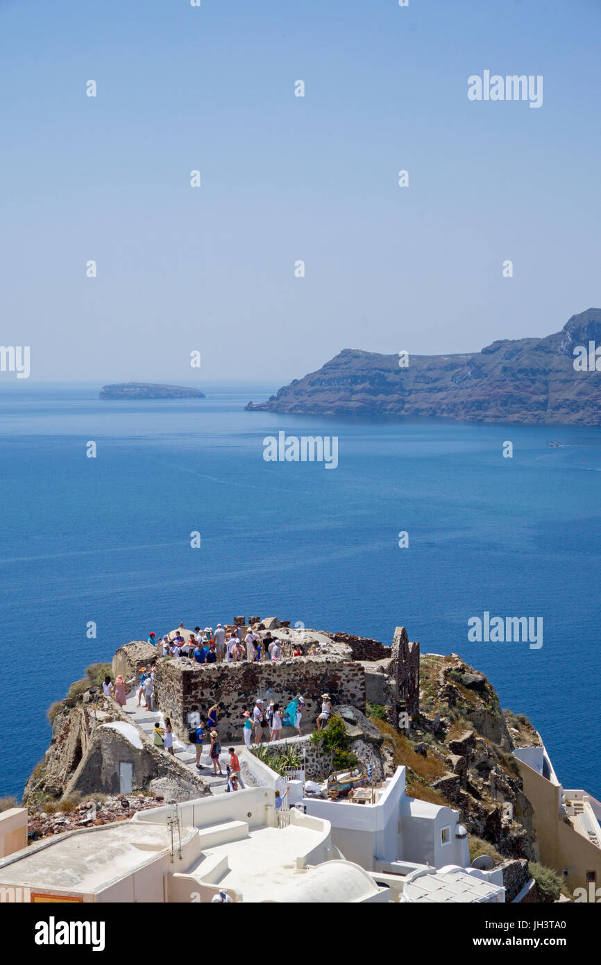 Touristen am Lontza-Kastell bei Oia, Santorin, Kykladen, Aegaeis, Griechenland, Mittelmeer, Europa | Tourists at the Lontza castle, Oia, Santorini, Cy Stock Photo