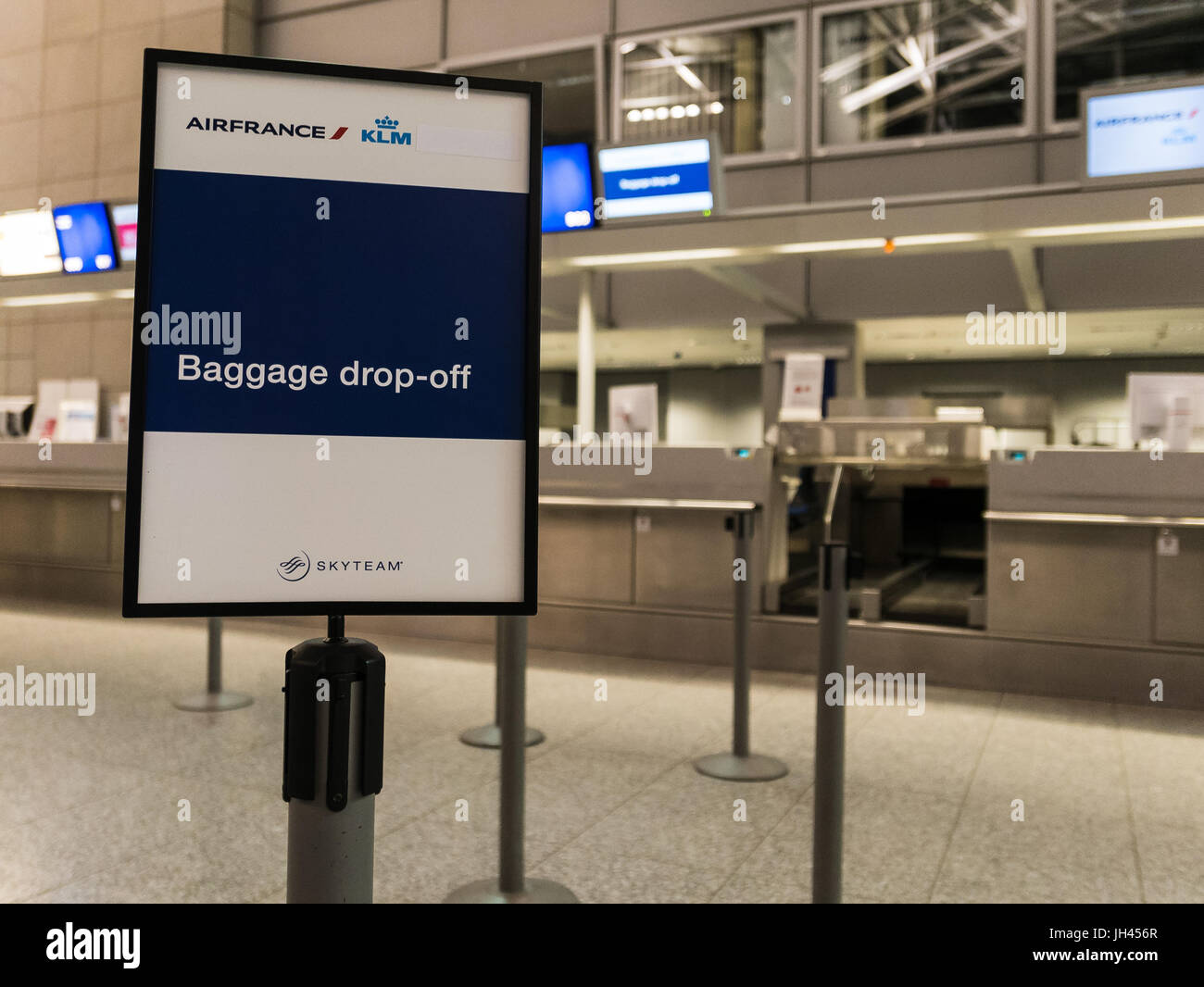 Baggage drop off hi-res stock photography and images - Alamy