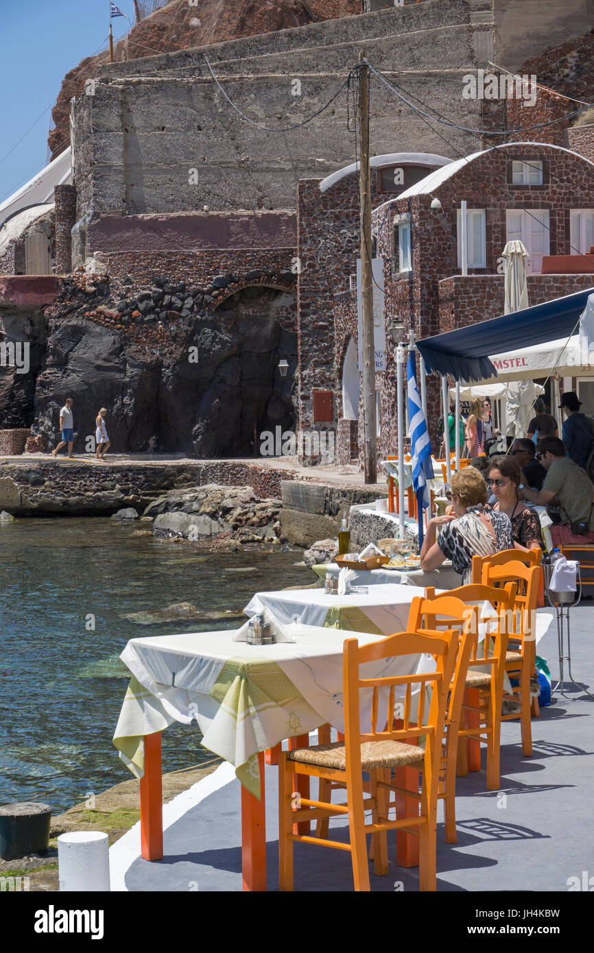 Hafenrestaurant direkt am Meer im kleinen Fischerhafen Ammoudi unterhalb von Oia, Santorin, Kykladen, Aegaeis, Griechenland, Mittelmeer, Europa | Harb Stock Photo