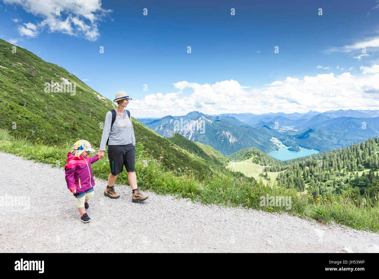 Mutter und Tochter auf einer Bergwanderung Stock Photo
