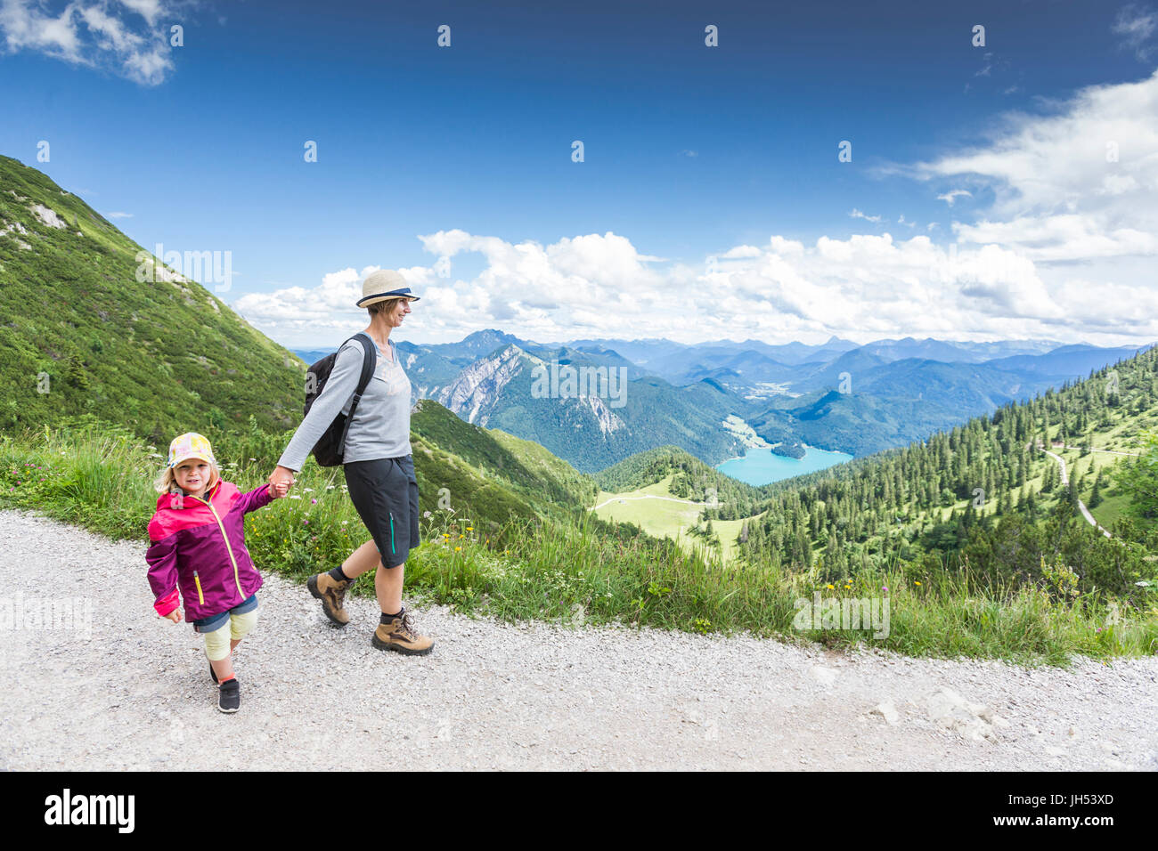 Mutter und Tochter auf einer Bergwanderung Stock Photo