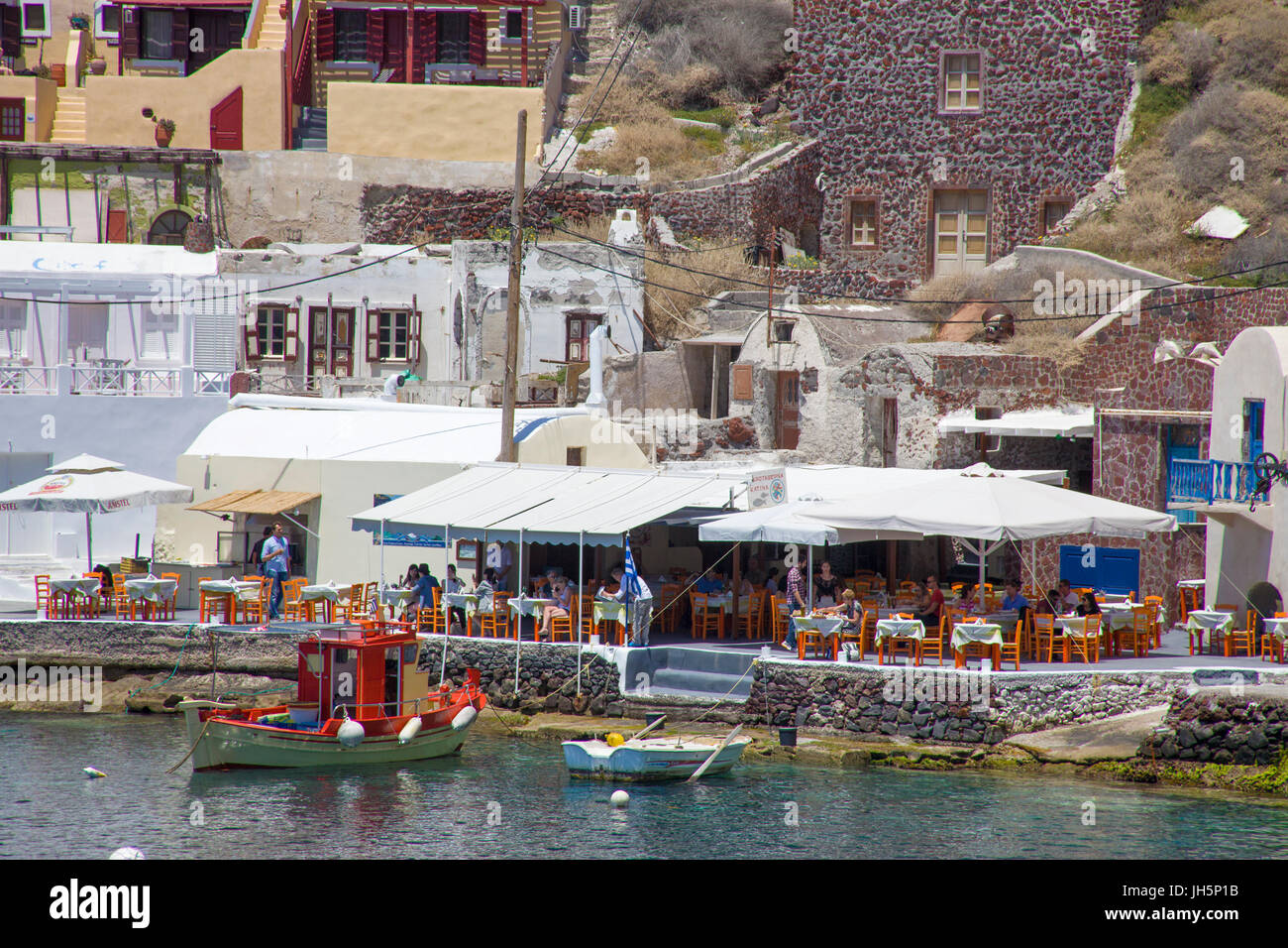 Hafenrestaurant direkt am Meer im kleinen Fischerhafen Ammoudi unterhalb von Oia, Santorin, Kykladen, Aegaeis, Griechenland, Mittelmeer, Europa | Harb Stock Photo