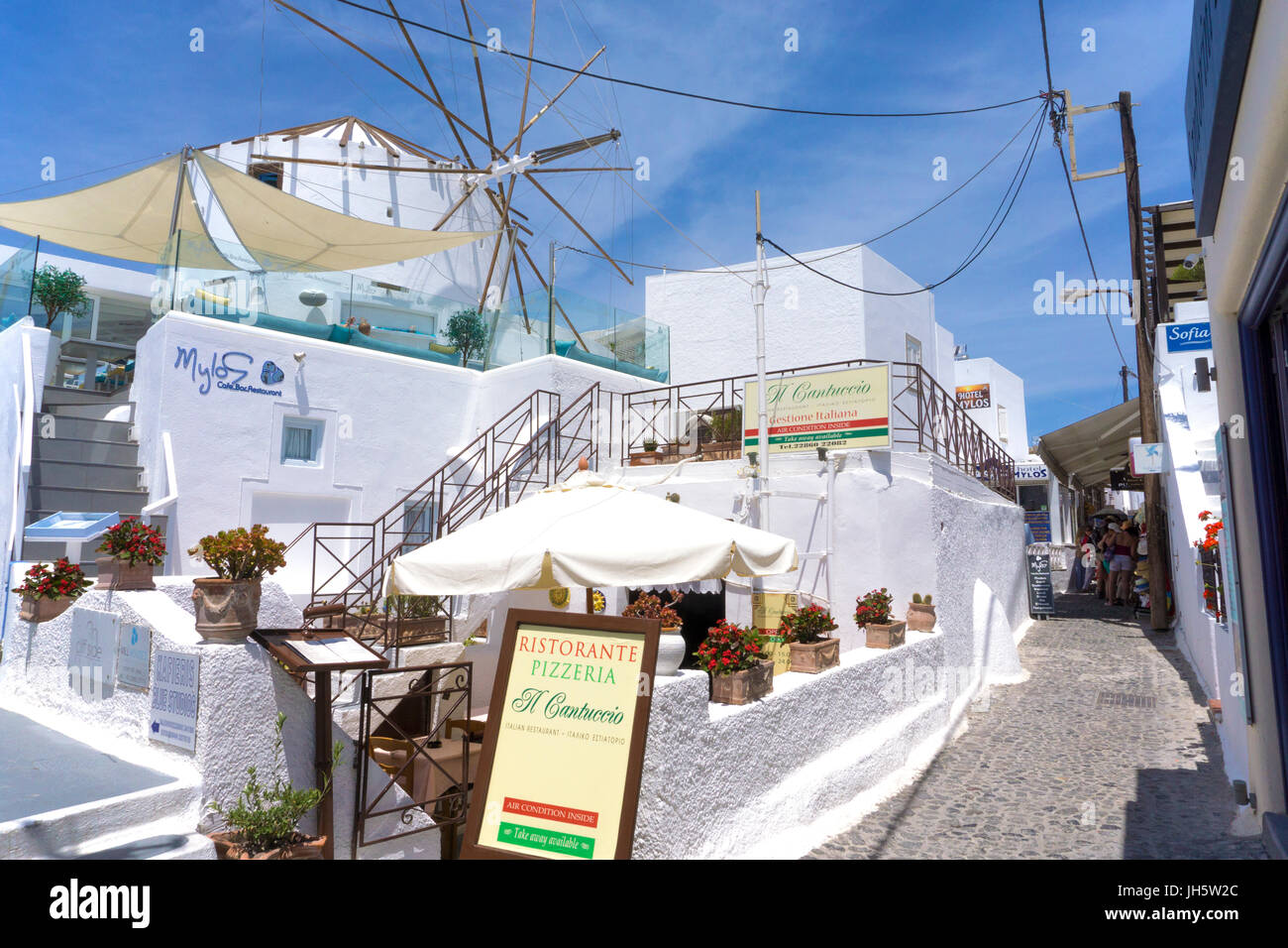 Gastronomie an der Windmuehle von Imerovigli, Santorin, Kykladen, Aegaeis, Griechenland, Mittelmeer, Europa | Gastronomy at the windmill of Imerovigli Stock Photo